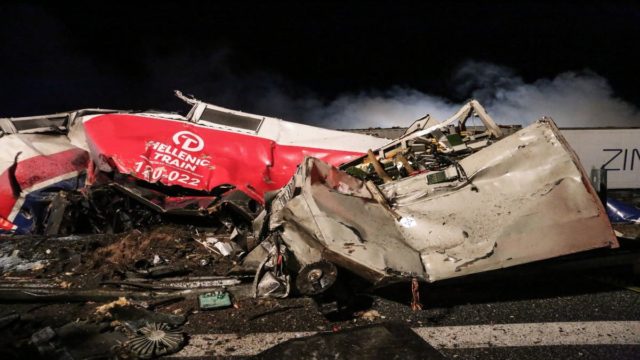 Σύγκρουση τρένων στα Τέμπη: 32 νεκροί και 85 τραυματίες! Ψάχνουν ακόμα εγκλωβισμένους στα δύο πρώτα βαγόνια που συνεθλίβησαν – Τα σενάρια για τη σφοδρή σύγκρουση (Video)