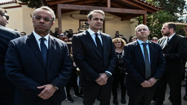 Τραγωδία στα Τέμπη: Σπαραγμός στην κηδεία του μηχανοδηγού Σπύρου Βούλγαρη – Παρών ο Κυριάκος Μητσοτάκης – Γνώριζε προσωπικά τον 35χρονο!