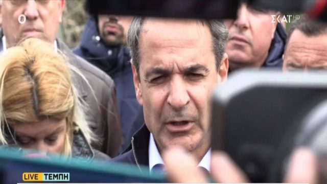 Σύγκρουση τρένων στα Τέμπη: Στον τόπο της τραγωδίας ο Κυριάκος Μητσοτάκης – «Εγγυώμαι ότι θα μάθουμε τα αίτια της τραγωδίας! Θα κάνουμε ότι περνάει από το χέρι μας να μη ξανασυμβεί»