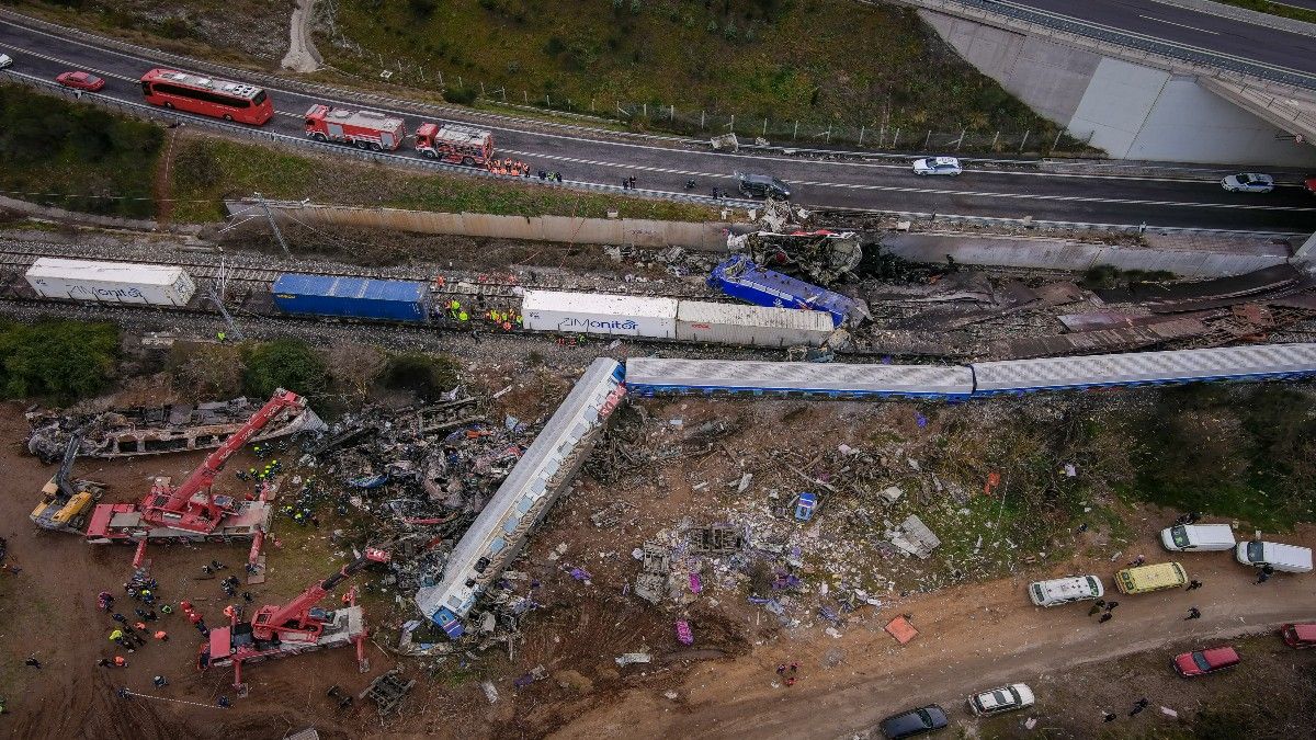 Σύγκρουση τρένων στα Τέμπη: Συνελήφθη ο σταθμάρχης Λαρίσης για το σιδηροδρομικό δυστύχημα – «Έδωσα εντολή για αλλαγή τροχιάς αλλά δεν…» (Video)
