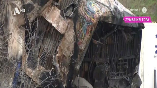 Σύγκρουση τρένων στα Τέμπη: Αυτό είναι ό,τι απέμεινε από το βαγόνι καφετέρια του μοιραίου Intercity! Ανασύρθηκαν επτά απανθρακωμένες σοροί – 46 οι επιβεβαιωμένοι νεκροί (Video)