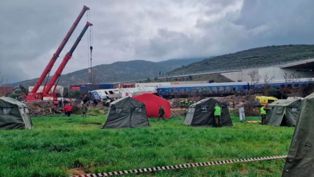 Σύγκρουση τρένων στην Λάρισα: Ανατριχιαστικές εικόνες με τον Στρατό να στήνει σκηνές και να ψάχνει για… νεκρούς!
