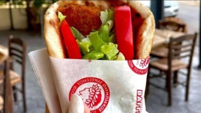 Το «ποδοσφαιρικό» πιτόγυρο: Στο σουβλατζίδικο που σου φτιάχνουν τυλιχτό με την ομάδα σου