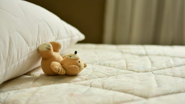Μυρίζει το στρώμα του κρεβατιού; Με αυτό το θαυματουργό υλικό θα απαλλαγείτε από τις δυσάρεστες οσμές