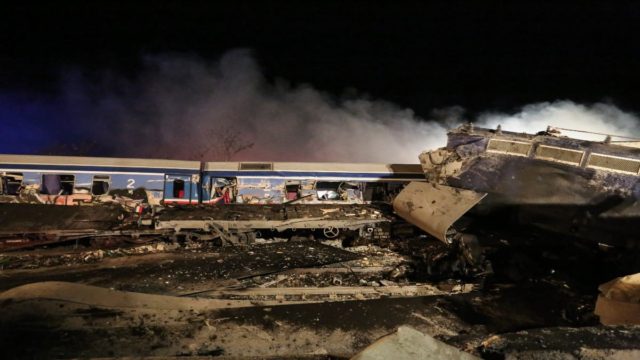 Σύγκρουση τρένων στα Τέμπη: Τα αίτια της τραγωδίας – Ο σταθμάρχης, το κομμένο καλώδιο και το κατεστραμμένο δίκτυο (Video)