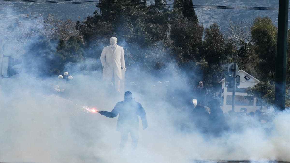 Τέμπη: Νέες συμπλοκές στο Σύνταγμα – Χημικά, κρότου λάμψης και πετροπόλεμος (photos)