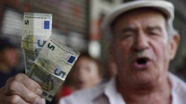 Έκτακτη είδηση για τις Συντάξεις: Πότε πρέπει να πάνε όλοι οι συνταξιούχοι στα ΑΤΜ;