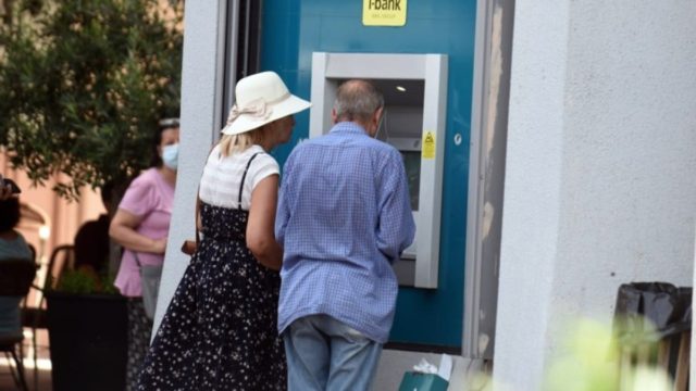 Συντάξεις: «Βροχή» χρημάτων από τον ΕΦΚΑ – Η τριπλή πληρωμή