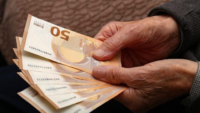 Συντάξεις: Στα «σχοινιά» χιλιάδες δικαιούχοι – Ποιοι χάνουν έκτακτο επίδομα