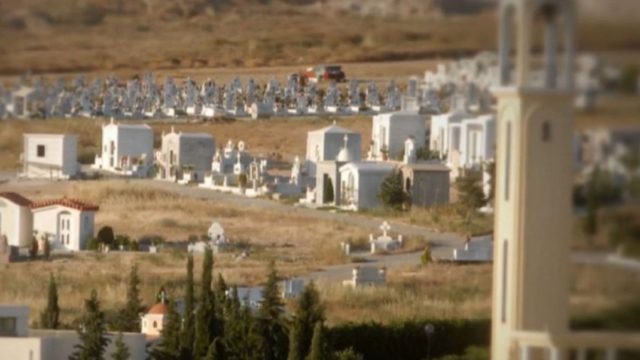 Μακάβριο λάθος: Πήγαν να θάψουν τον πατέρα τους στον οικογενειακό τάφο και βρήκαν μέσα… (Video)
