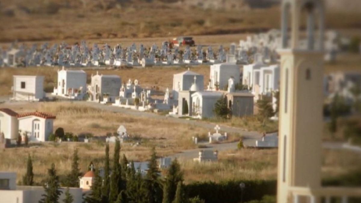 Μακάβριο λάθος: Πήγαν να θάψουν τον πατέρα τους στον οικογενειακό τάφο και βρήκαν μέσα… (Video)