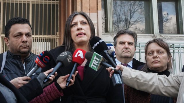 Τέμπη – Γονείς 23χρονου Ντένις: «Θέλουμε να αποδοθεί δικαιοσύνη, ήταν μαζική δολοφονία» – Η Ζωή Κωνσταντοπούλου στο πλευρό της οικογένειας (video)