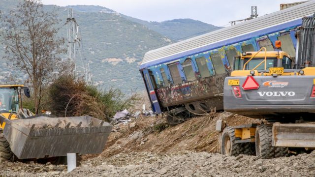Τραγωδία στα Τέμπη: Στους 55 οι ταυτοποιημένοι νεκροί – Δύο δείγματα DNA δεν ταιριάζουν με αυτά από τις σορούς