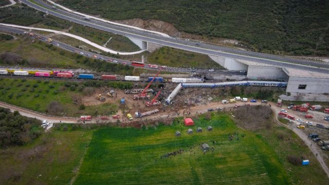 Τραγωδία στα Τέμπη: Απολογία σταθμάρχη και… τρένα τέλος – «Κόβει» όλα τα δρομολόγια η κυβέρνηση για να αλλάξει τους σιδηρόδρομους