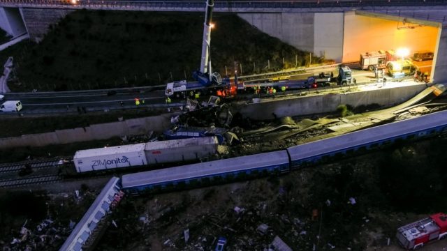 Τραγωδία στα Τέμπη: Σε αργία ο σταθμάρχης και ο προϊστάμενός του – Υπόσχεση της Επιτροπής να ψάξει όλες τις συμβάσεις