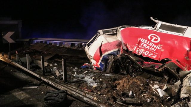 Τραγωδία στα Τέμπη: Απομακρύνθηκαν τα βαγόνια από το σημείο σύγκρουσης – Στις 55 οι ταυτοποιήσεις και αναζήτηση για δύο αγνοούμενους