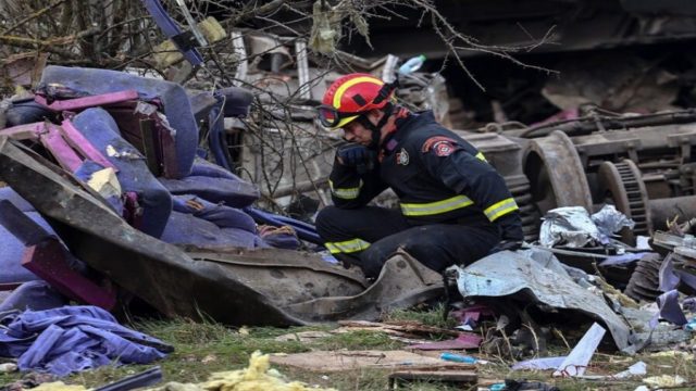 «Δάγκωνα γυαλιά, είχα συντρίμμια στο στόμα μου» – Συγκλονίζουν οι μαρτυρίες από το δυστύχημα στα Τέμπη (Video)