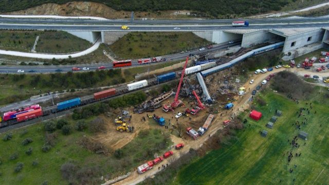 Τέμπη: Στους 44 οι νεκροί από την τραγωδία με νέους 20-30 ετών – Τα προβλήματα που όλοι αγνόησαν, το χρονικό της καταστροφής και απεργία στα ΜΜΜ