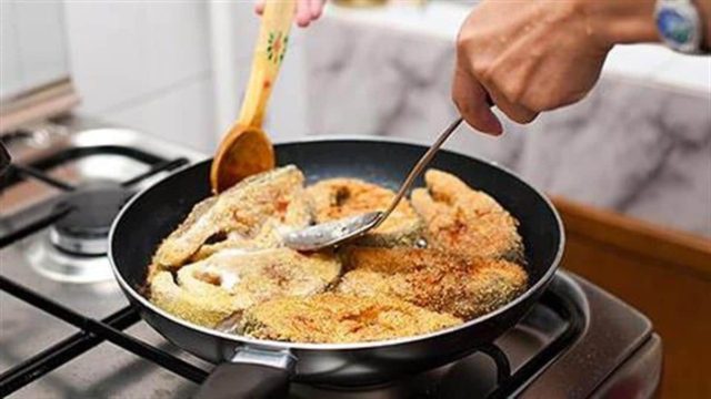 Διώξτε την τηγανίλα! 4 τρόποι για να εξαφανίσετε τη μυρωδιά της σε χρόνο ντε τε