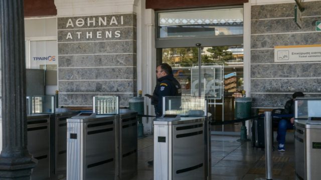 Τριπλή απειλή για βόμβα στο κέντρο της Αθήνας: Εκκενώνονται εκτάκτως ο σταθμός Λαρίσης και δύο ξενοδοχεία