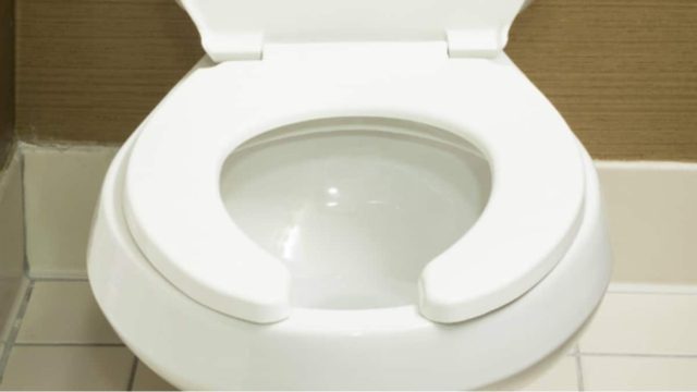 Γιατί το καπάκι στις δημόσιες τουαλέτες έχει κενό;