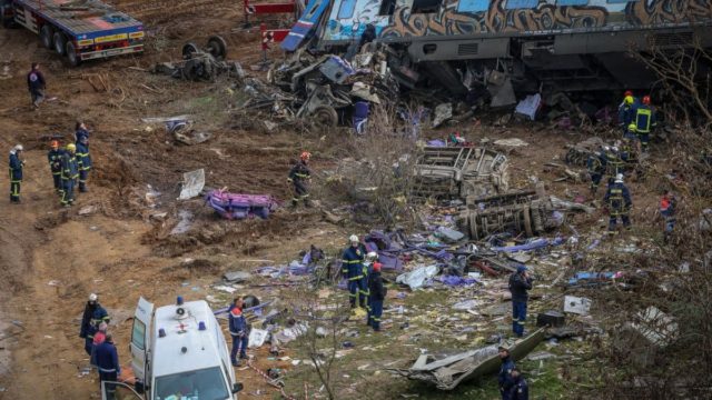 «Πού μπορώ να μάθω εάν ζει το παιδί μου;»: Τραγική φιγούρα μητέρας στην τραγωδία των Τεμπών!