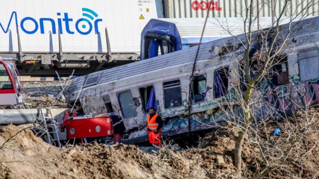 Τέμπη: Ομόφωνη απόφαση για τον μόνιμο σταθμάρχη – Ελεύθερος με περιοριστικούς όρους και καταβολή 15.000 ευρώ (video)