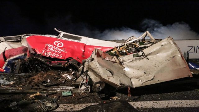 Η φωτογραφία της ημέρας: Τραγωδία, θρήνος, αναπάντητα ερωτήματα ξανά στα Τέμπη