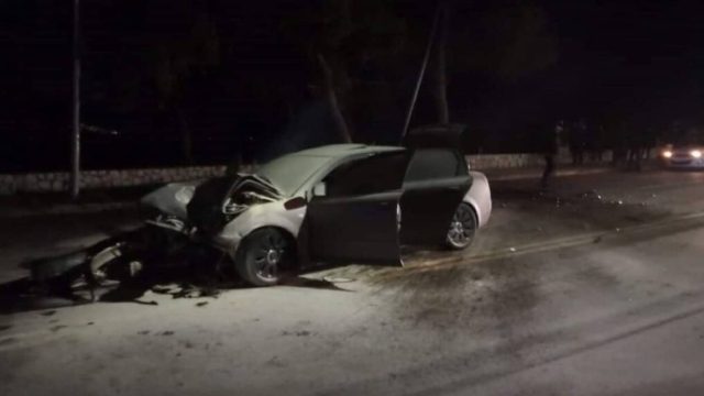 Σοβαρό τροχαίο με πολυτελές αυτοκίνητο στην Βάρκιζα: Καρφώθηκε σε κολώνα – Σοκαριστικές εικόνες από το σημείο (photos)