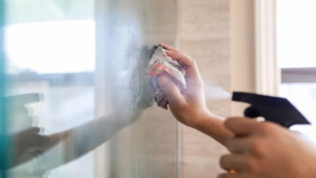 Τέλος στο καθάρισμα τζαμιών με εφημερίδα: Το μυστικό των ειδικών για να τα κάνετε αόρατα σε χρόνο ντε τε