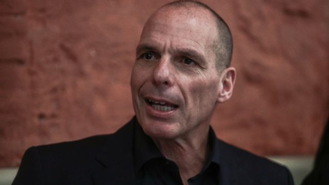 Εξάρχεια: Ξυλοκόπησαν τον Βαρουφάκη – Μεταφέρθηκε στο νοσοκομείο