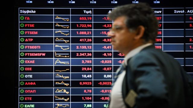 Μεγάλη πτώση στο Χρηματιστήριο Αθηνών από το «κραχ» της Credit Suisse – «Βουτιά» 1,5% για το ευρώ