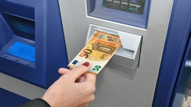 Πανικός με την εξαφάνιση των ΑΤΜ – Τρέχουν να προλάβουν πριν τελειώσουν οριστικά