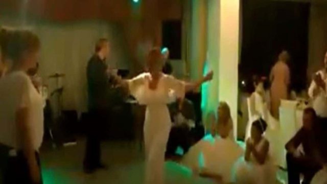 Δάκρυσε η νύφη: Το συγκινητικό ζεϊμπέκικο της πεθεράς σε γάμο – «Έβαλε τα γυαλιά» στον γαμπρό