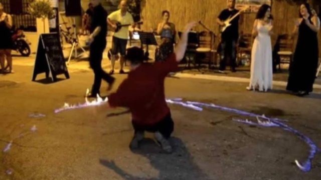 Μάγκας και καραμπουζουκλής: Άντρας μπαίνει μέσα στη φωτιά και χορεύει το πιο λεβέντικο ζεϊμπέκικο (Video)