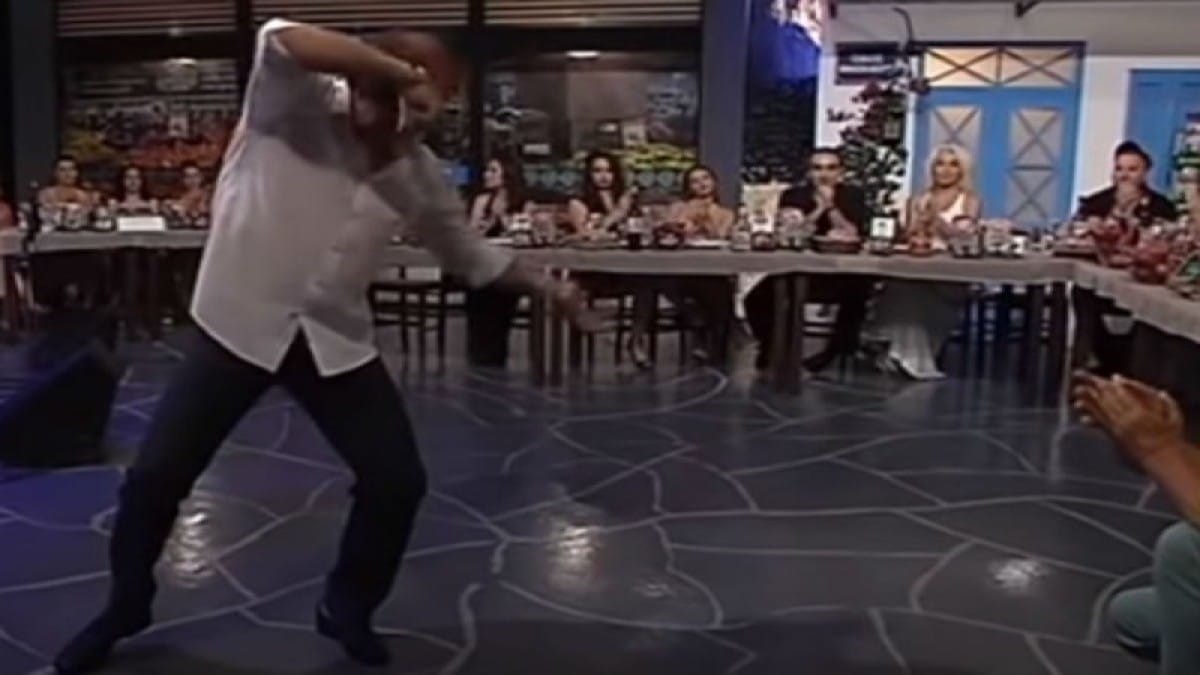 Θρυλικός ποδοσφαιριστής «έγραψε ιστορία» με το πιο τίμιο ζεϊμπέκικο της ελληνικής τηλεόρασης!