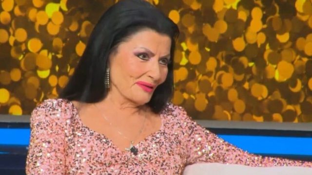 Ζει τον απόλυτο έρωτα η Ζωζώ Σαπουντζάκη: Χεράκι – χεράκι με τον 90χρονο σύντροφό της (photo)