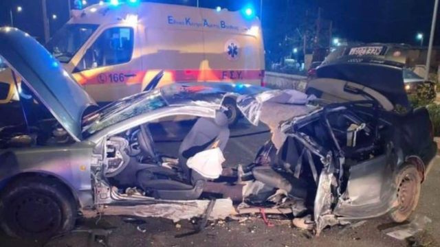 Σφοδρό τροχαίο στην Αλεξανδρούπολη – Έγινε «λιώμα» αυτοκίνητο με 7 μετανάστες