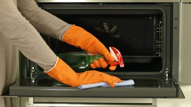 Φούρνος τζιτζί: Το περίεργο κόλπο για καθάρισμα που θα δώσει θαυματουργό αποτέλεσμα