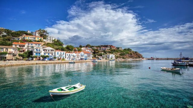 Το ελληνικό νησί που χαρίζει μακροζωία και νιώθεις ότι ο χρόνος κυλά σαν νερό