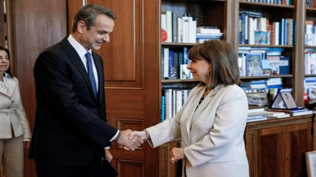 Εκλογές 2023: Στο Προεδρικό Μέγαρο ο Κυριάκος Μητσοτάκης – Η εισήγηση στην ΠτΔ για τη διάλυση της Βουλής και το κάλεσμα συμμετοχής στους νέους (video)