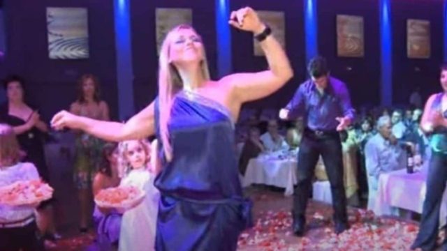 Το ζεϊμπέκικο της κουμπάρας που ζήλεψε μέχρι και ο γαμπρός – Θα “μείνετε”