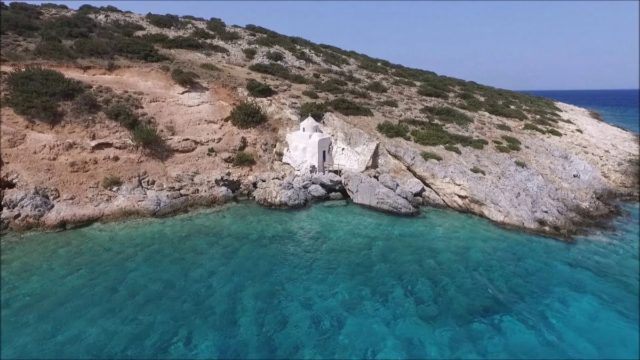 Το κυκλαδίτικο νησί με το απόκρημνο ξωκλήσσι που έχτισε ένας ναυαγός