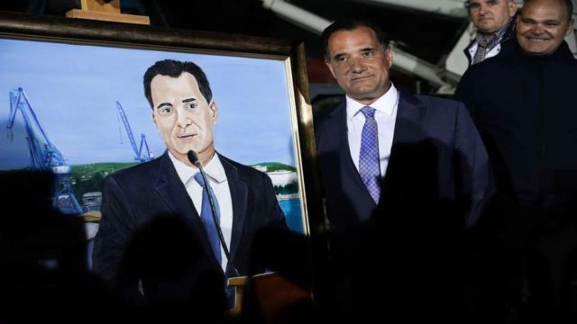 Θαύμασε τον εαυτό του ο Άδωνις Γεωργιάδης: Ο πίνακας – δώρο στον υπουργό Ανάπτυξης και η απάντηση στους επικριτές του