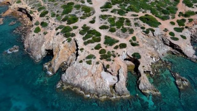 «Ο κόλπος της Αφροδίτης»: Η κρυφή, ερωτική παραλία της Αττικής που αναζητούν καταφύγιο οι ερωτευμένοι