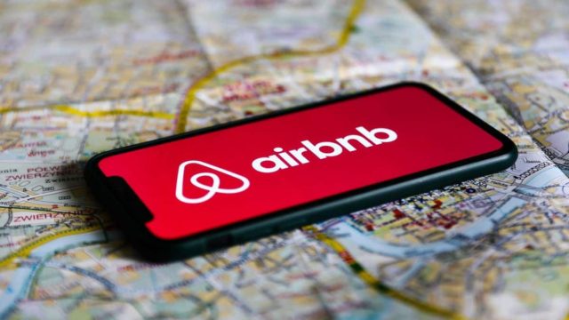 Airbnb: Κρυφές κάμερες και ακυρώσεις τελευταίας στιγμής – «Βροχή» παραπόνων από δυσαρεστημένους χρήστες