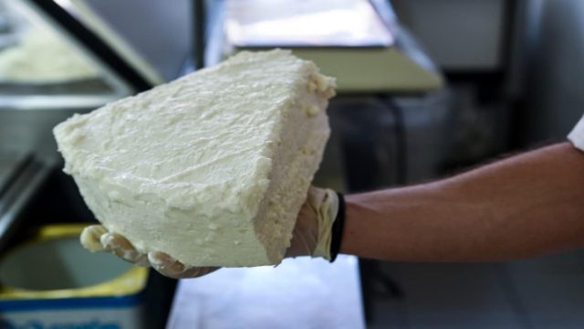 Ακριβή μου φέτα: Αγοράζεται προς 8,20 ευρώ/κιλό – Θα τρελαθείτε μόλις δείτε πόσο την πουλάνε!