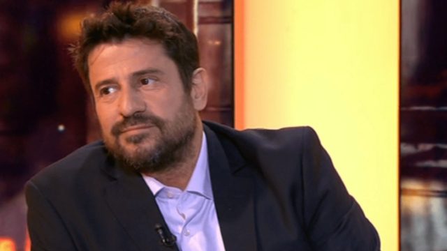 Αλέξης Γεωργούλης: «Η μονογαμία δεν έχει σχέση με τον έρωτα! Προτιμώ να τρώω τα μούτρα μου παρά να…» – Οι απόψεις του “εραστή Δυτικών Προαστίων” για τις σχέσεις και η φιλοσοφία ζωής