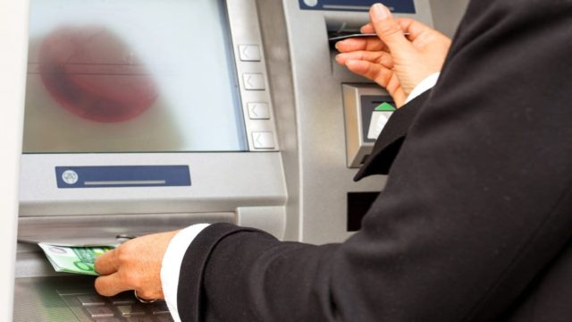 Τέλος εποχής στα ΑΤΜ: Παρελθόν οι αναλήψεις με κάρτα – Πώς θα κατεβάζουμε χρήματα πλέον