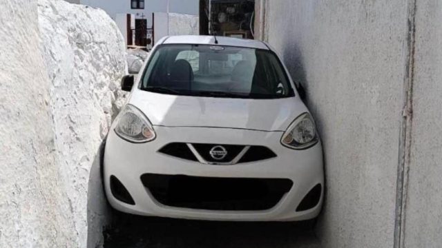 Μια χαρά είσαι… σβήσε: Αυτοκίνητο σφήνωσε σε δρομάκι της Σαντορίνης!